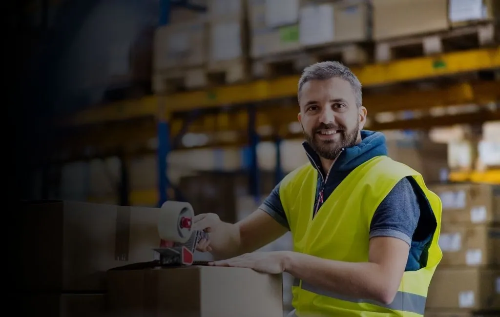 Automated 3PL distribution warehouse with conveyor systems and pallet racking